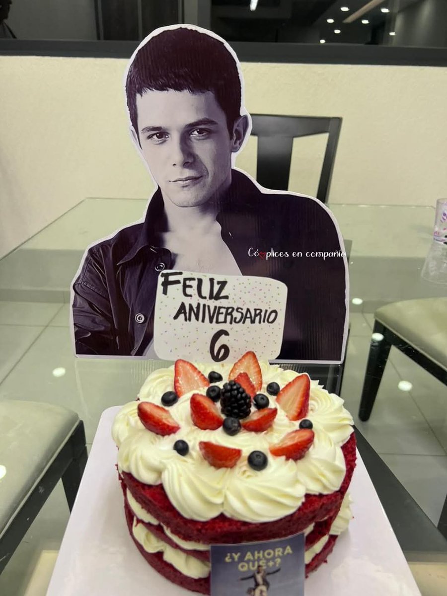 complicesdeASZ's tweet photo. Hace unos días festejamos doblemente 🎂

El aniversario #6 del club y el cumpleaños del guapo 🥰😍

¡Feliz vuelta al sol  @AlejandroSanz ! 💕 https://t.co/V6sA0OxBfH