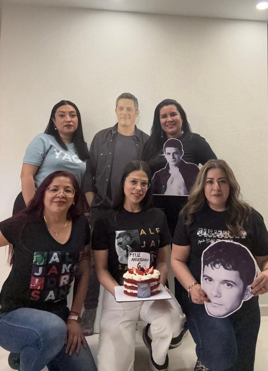 complicesdeASZ's tweet photo. Hace unos días festejamos doblemente 🎂

El aniversario #6 del club y el cumpleaños del guapo 🥰😍

¡Feliz vuelta al sol  @AlejandroSanz ! 💕 https://t.co/V6sA0OxBfH