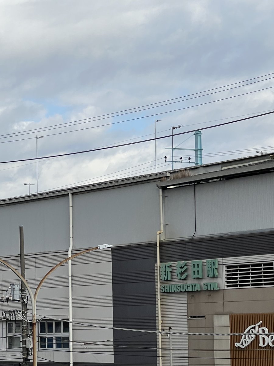 おはミライ～♪☀️
横浜市磯子区は冬っぽい曇り空です！

ドコモショップの店頭に、FOMAとiモード終了までのカウントダウンの看板がありました。時代の流れを感じます😅

新たなミライに向かって今日も1日よろしくおねがいします‼️🔥

#おはミライ
#冬の日の習慣
#資産形成
#企業型DC