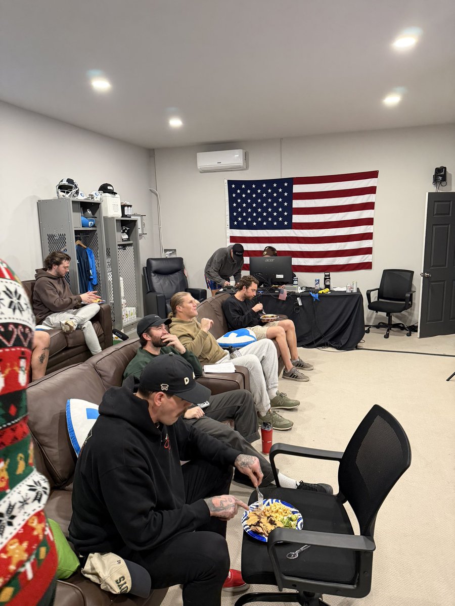 Bussin' With The Boys tweet media