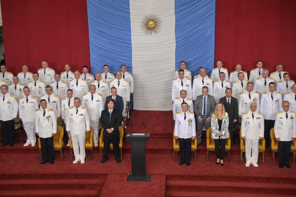 En el Patio de Honor del Colegio Militar de la Nación se realizó la Ceremonia de Egreso Conjunto de los Subtenientes del <a href="/Ejercito_Arg/">Ejército Argentino</a>, los Guardiamarinas de la <a href="/Armada_Arg/">Armada Argentina</a> y los Alféreces de la <a href="/FuerzaAerea_Arg/">FuerzaAéreaArgentina</a>. Los nuevos oficiales recibieron sus sables y espadas, símbolos del