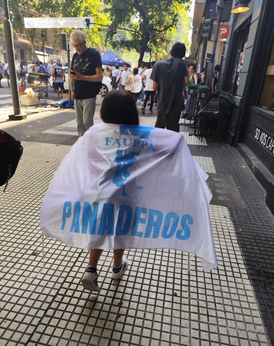 💪🥖Panaderos estuvo presente como integrante del CD de la <a href="/cgtoficialok/">CGT</a> de la multitudinaria expresión de rechazo a una  reforma laboral absolutamente regresiva y con una alta carga de quita de derechos.

ES CON MÁS DERECHOS Y MÁS DIGNIDAD.

GASTÓN FRUTOS CONDUCCIÓN