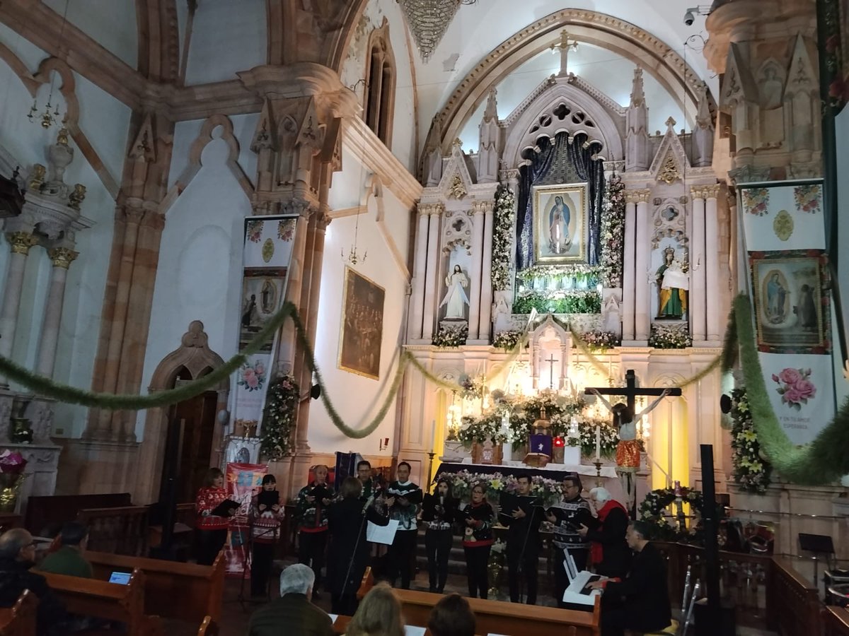 🗣️| El Ensamble Voces del Alma ofreció un emotivo Concierto de Navidad en el Templo de Nuestra Señora de Guadalupito, con un repertorio que celebró la esperanza y la fraternidad propias de esta época en el marco del Festival de Luces 2025.
 
#ZacatecasEsCultura
#PazEsBienestar🕊️