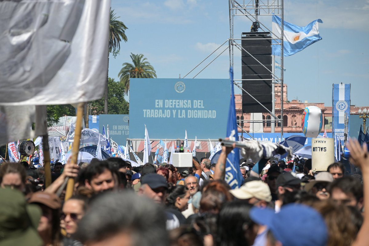 Masiva movilización contra la reforma laboral. 

La calle habló: los derechos laborales no se negocian.

No a la reforma laboral de este gobierno que solo empeora las condiciones de las y los trabajadores.