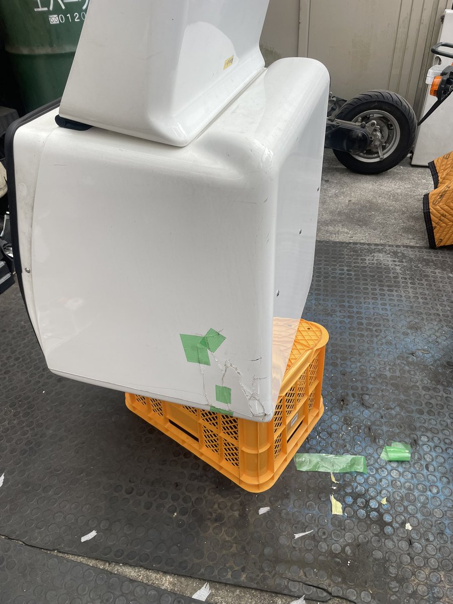 デリバリーボックスの補修 補修するレベルでは無いくらい破壊されてい