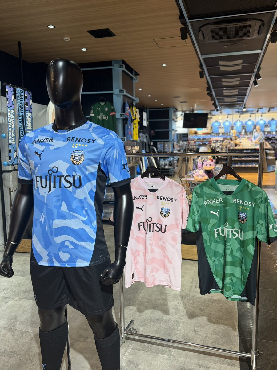 frontale_staff's tweet image. ／
🗣️「明治安田J1百年構想リーグ」ユニフォーム展示＆試着開始✨
＼

本日〜アズーロ・ネロでは「明治安田J1百年構想リーグ」ユニフォームを展示、またご試着いただくことが可能です👀

販売開始までにサイズ感などを確認しに、ぜひご来店ください😌

お待ちしております‼︎‼︎

🐬場所/営業時間🐬…