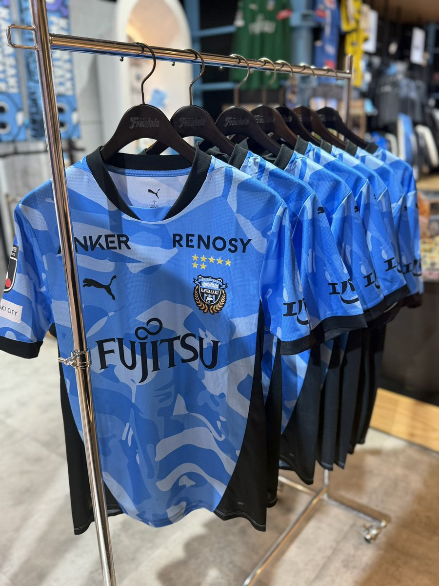 frontale_staff's tweet image. ／
🗣️「明治安田J1百年構想リーグ」ユニフォーム展示＆試着開始✨
＼

本日〜アズーロ・ネロでは「明治安田J1百年構想リーグ」ユニフォームを展示、またご試着いただくことが可能です👀

販売開始までにサイズ感などを確認しに、ぜひご来店ください😌

お待ちしております‼︎‼︎

🐬場所/営業時間🐬…