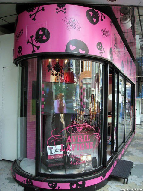 thepinkernet's tweet image. avril lavigne's brand, abbey dawn, pop-up shop in harajuku (2008)