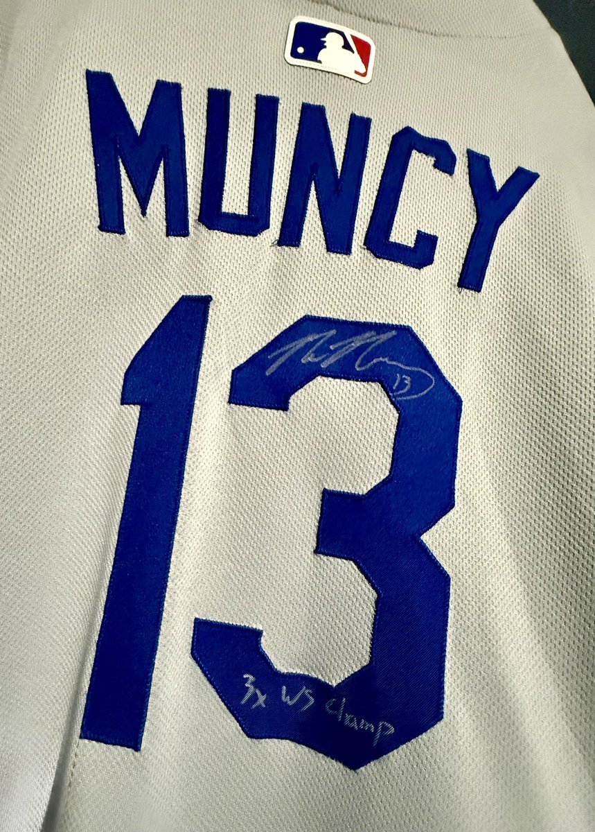 Lindsay Adams 👽 tweet media