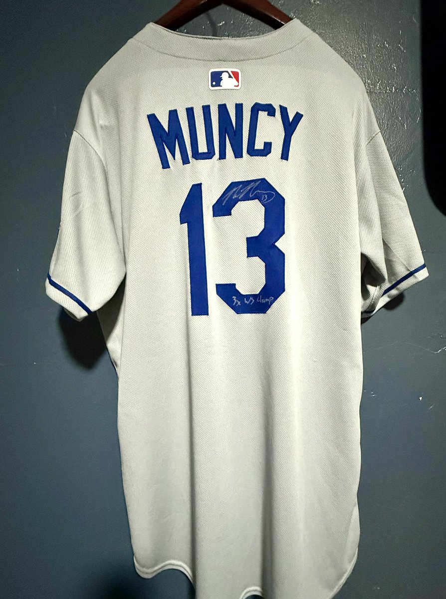 Lindsay Adams 👽 tweet media