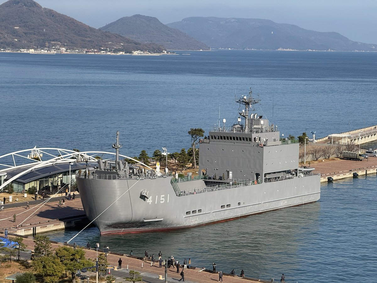 サンポート高松に輸送艦「にほんばれ」到着。