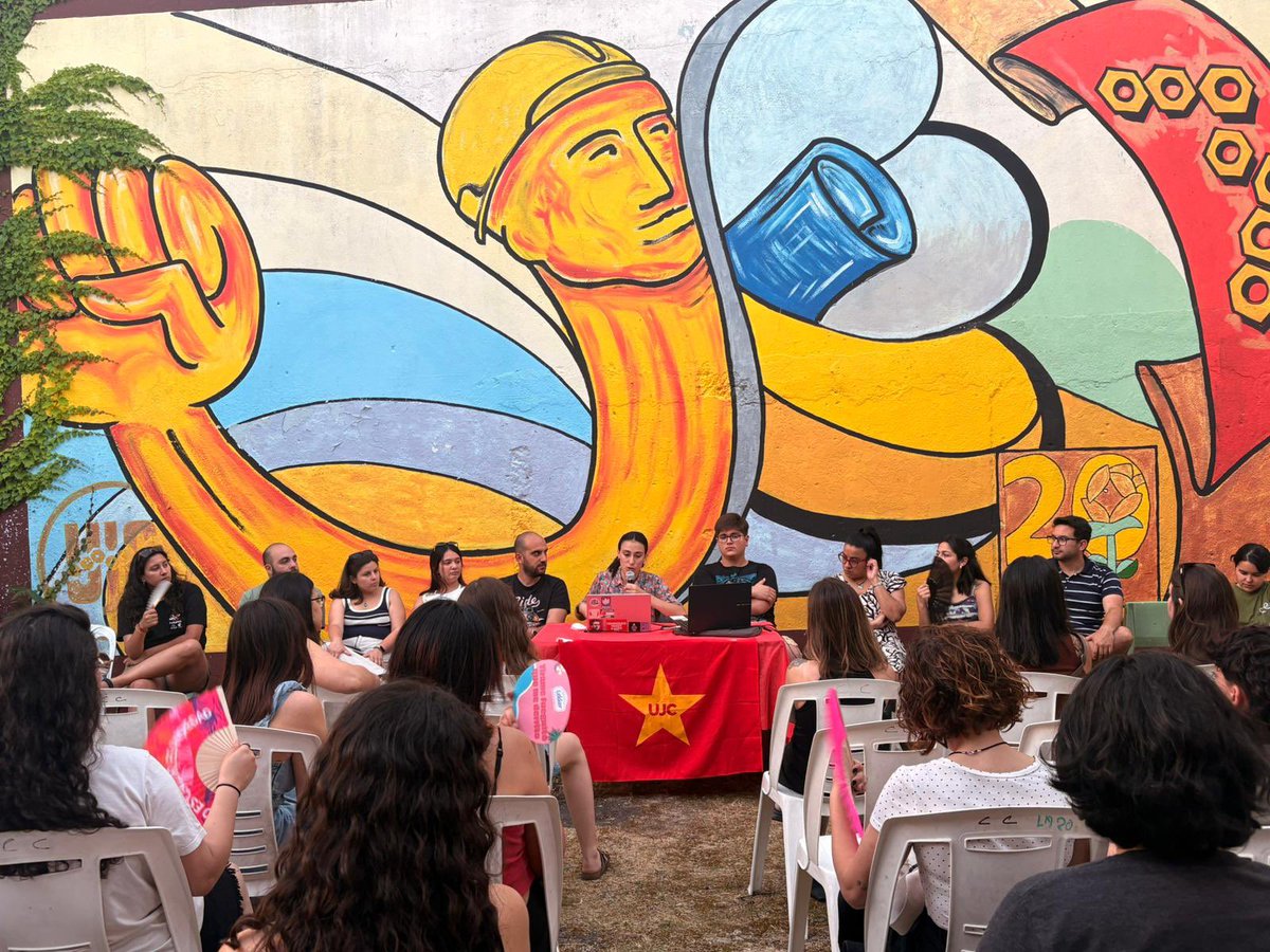 ujc_uy's tweet photo. ⭐️ Hoy cerramos el 2025. Un año más de mucha construcción y organización. Haciendo posible la esperanza, eligiendo revolución.

Nos reencontramos en 2026 para seguir construyendo UJC. https://t.co/vf7wYSHeyQ