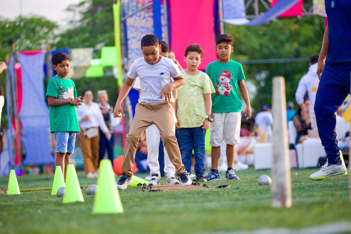 SantaMartaDTCH's tweet photo. ¡Santa Marta vive SamaFest!

SamaFest abrió oficialmente sus puertas en el Polideportivo, reuniendo a familias y emprendedores en el evento gratuito más grande de la ciudad. Durante cuatro días, Santa Marta celebra su identidad con cultura, música, emprendimiento y Navidad. https://t.co/RLwnydgrgI