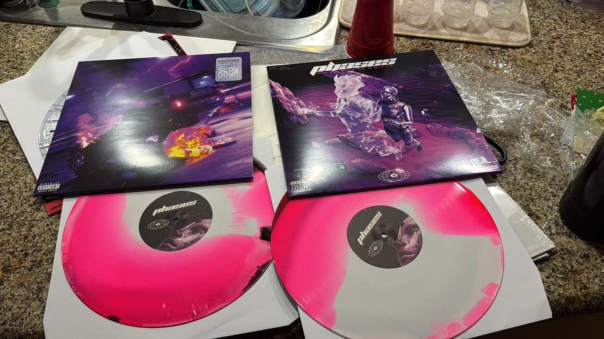 theCAsource's tweet image. #catwt haven’t been on here in so long but has this happened to anyone else?!?? I just opened my paradise vinyl fully and there was a PHASES vinyl inside :((( now I have 2 phases and no paradise help