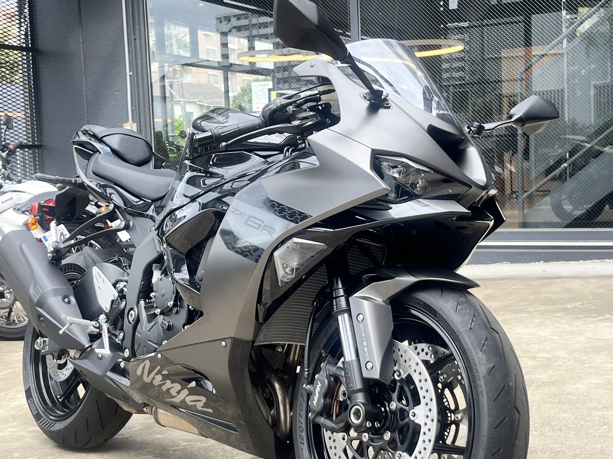 本日はNinja ZX-6Rのメタリックマットダークグレー × エボニーをご紹介