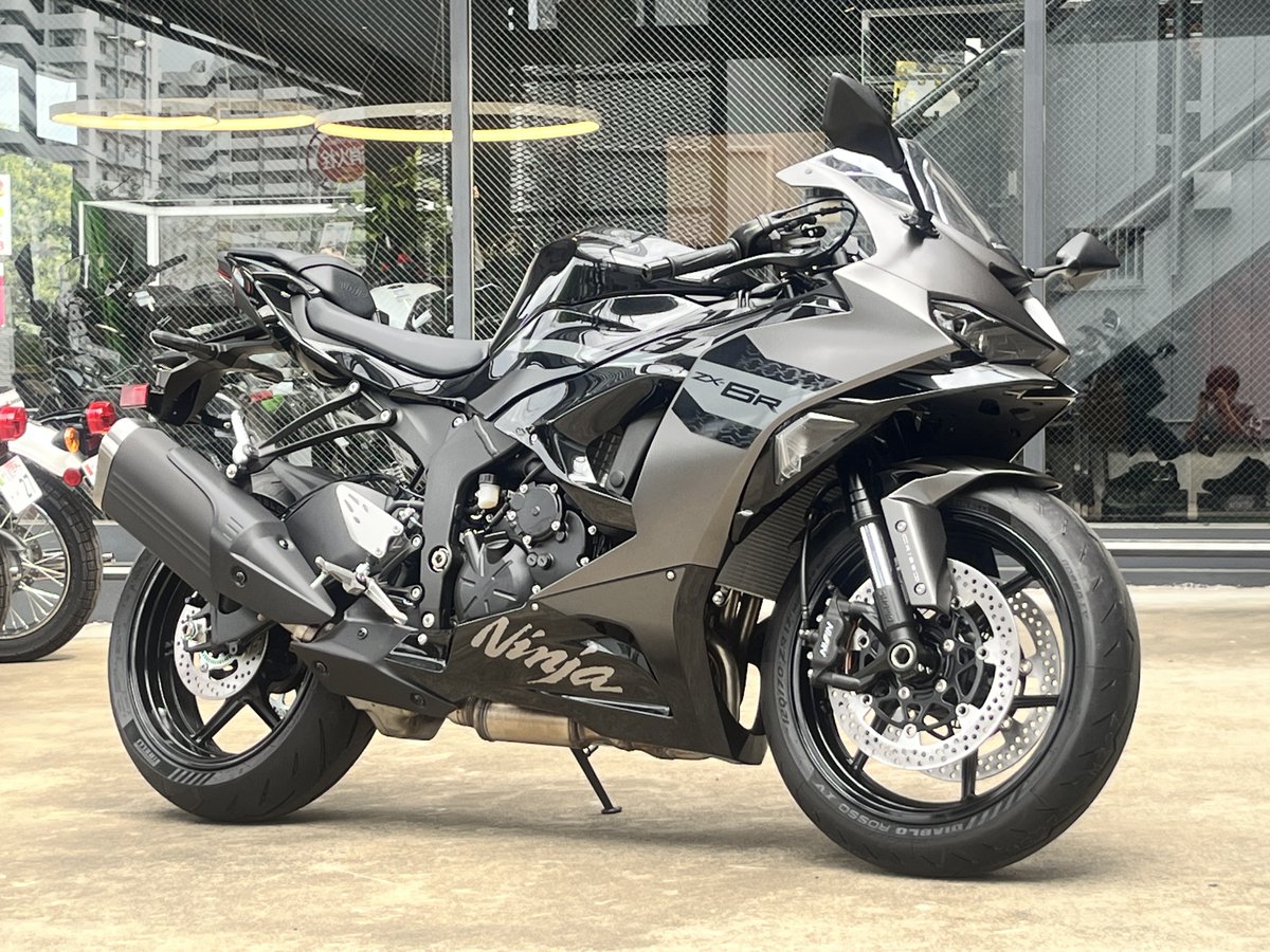 本日はNinja ZX-6Rのメタリックマットダークグレー × エボニーをご紹介