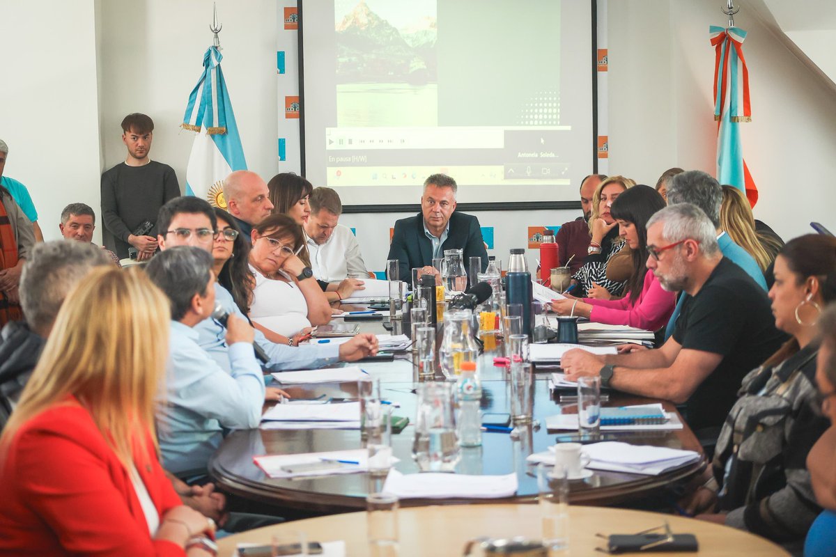 Reunidos en plenario legislativo, tratando nuestro proyecto de ampliación del ejido urbano de Ushuaia, con amplia participación de los sectores involucrados.

#ushuaia #desarrollo #hábitat #comunidad #proyectos #jcpinotdf