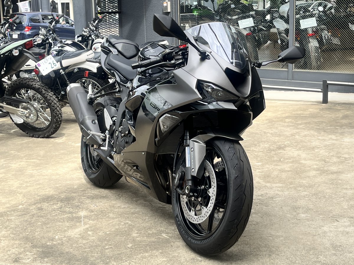 本日はNinja ZX-6Rのメタリックマットダークグレー × エボニーをご紹介