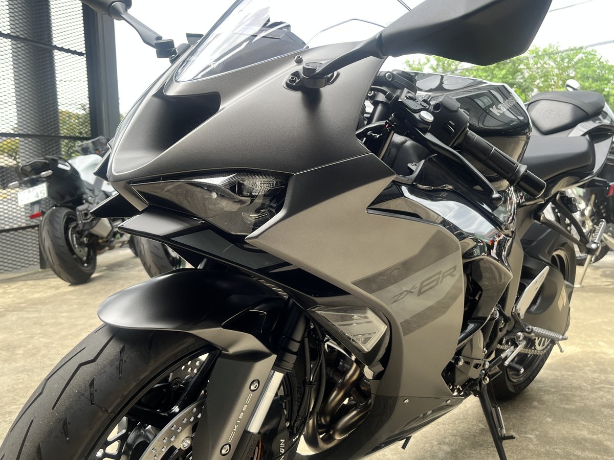 本日はNinja ZX-6Rのメタリックマットダークグレー × エボニーをご紹介