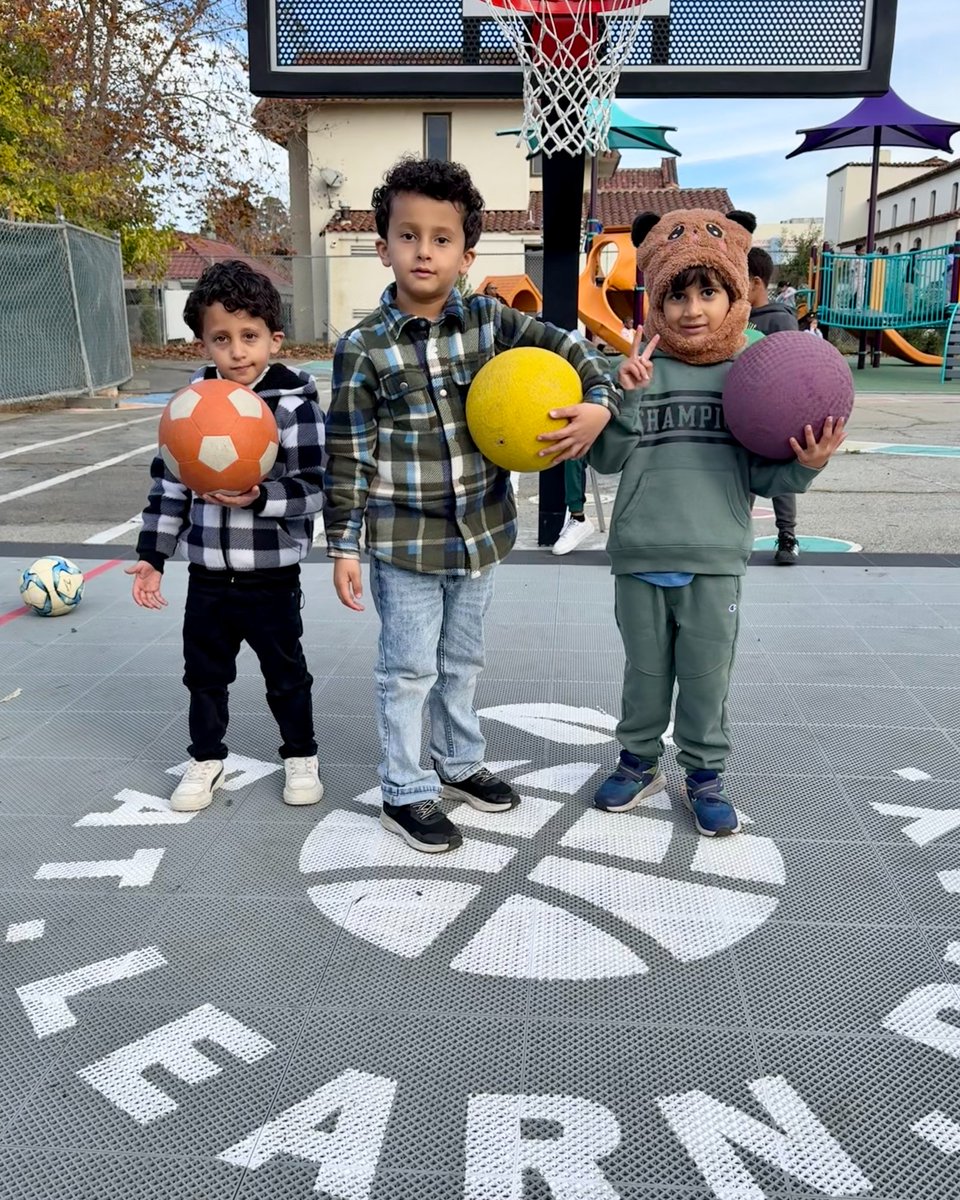 eatlearnplay's tweet image. When kids play, we all win. Just one hour of play a day can boost focus, build confidence, and create space for the simple joys of being a kid. At Eat. Learn. Play., we’re expanding access to safe places to play and school-based sports.

Support our work: give.eatlearnplay.org/campaign/75237…