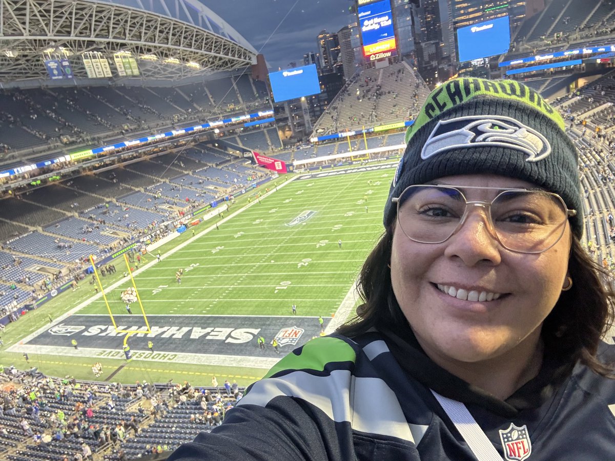 patrita's tweet photo. Saludos desde Saltillo y al Sea Hawkers Latin America Booster Club #GoHawks 💙💚 @FOXImpactoNFL https://t.co/hCkigcSTiC
