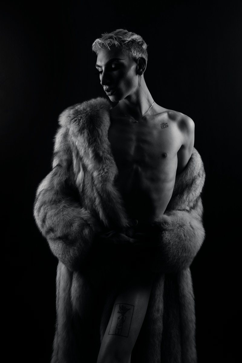 DreamsDwelling's tweet image. It's in a woman's nature to love beauty. ✨ A luxurious piece like fur is the ultimate statement, instantly giving the wearer an elegant, "noblewoman" aura. Pure sophistication. 👑

#FurFashion #LuxuryStyle #TimelessElegance