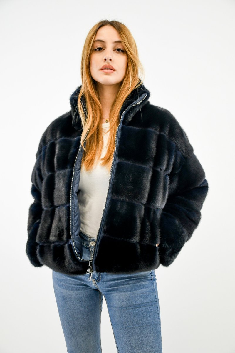 DreamsDwelling's tweet image. It's in a woman's nature to love beauty. ✨ A luxurious piece like fur is the ultimate statement, instantly giving the wearer an elegant, "noblewoman" aura. Pure sophistication. 👑

#FurFashion #LuxuryStyle #TimelessElegance