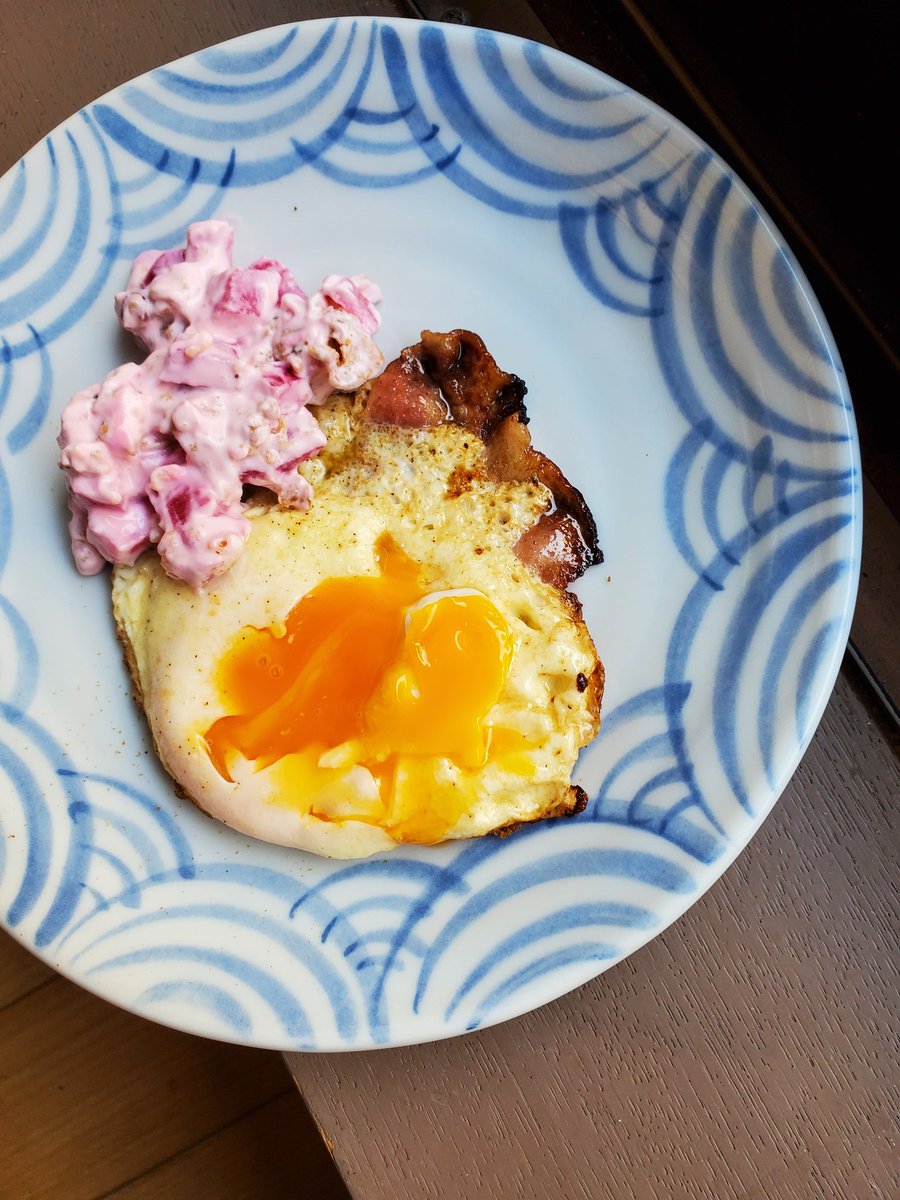 本日の目玉焼き ベーコンエッグに 赤大根のピクルスとクリームチーズ