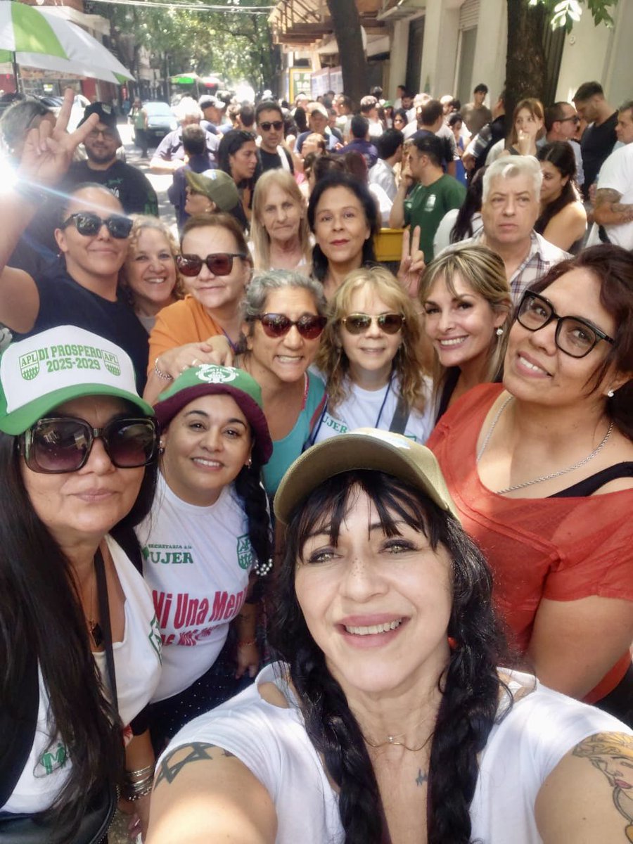 En la jornada de hoy marchamos a Plaza de Mayo contra la reforma laboral, en defensa del trabajo de lxs argentinxs.

#SecretariaDeLaMujerAPL 
#APLCongreso