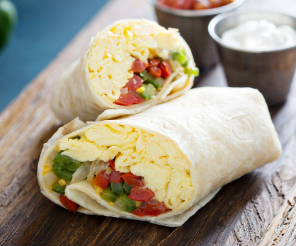 KristenJakobitz's tweet image. If you’re over 40, "eating less" is the quickest way to lose muscle and tank your #metabolism. Aim for 30g of protein at breakfast. Not a granola bar—think dinner leftovers, a homemade breakfast burrito, or a quality protein shake. #NutritionTips #FitOver40 #Protein