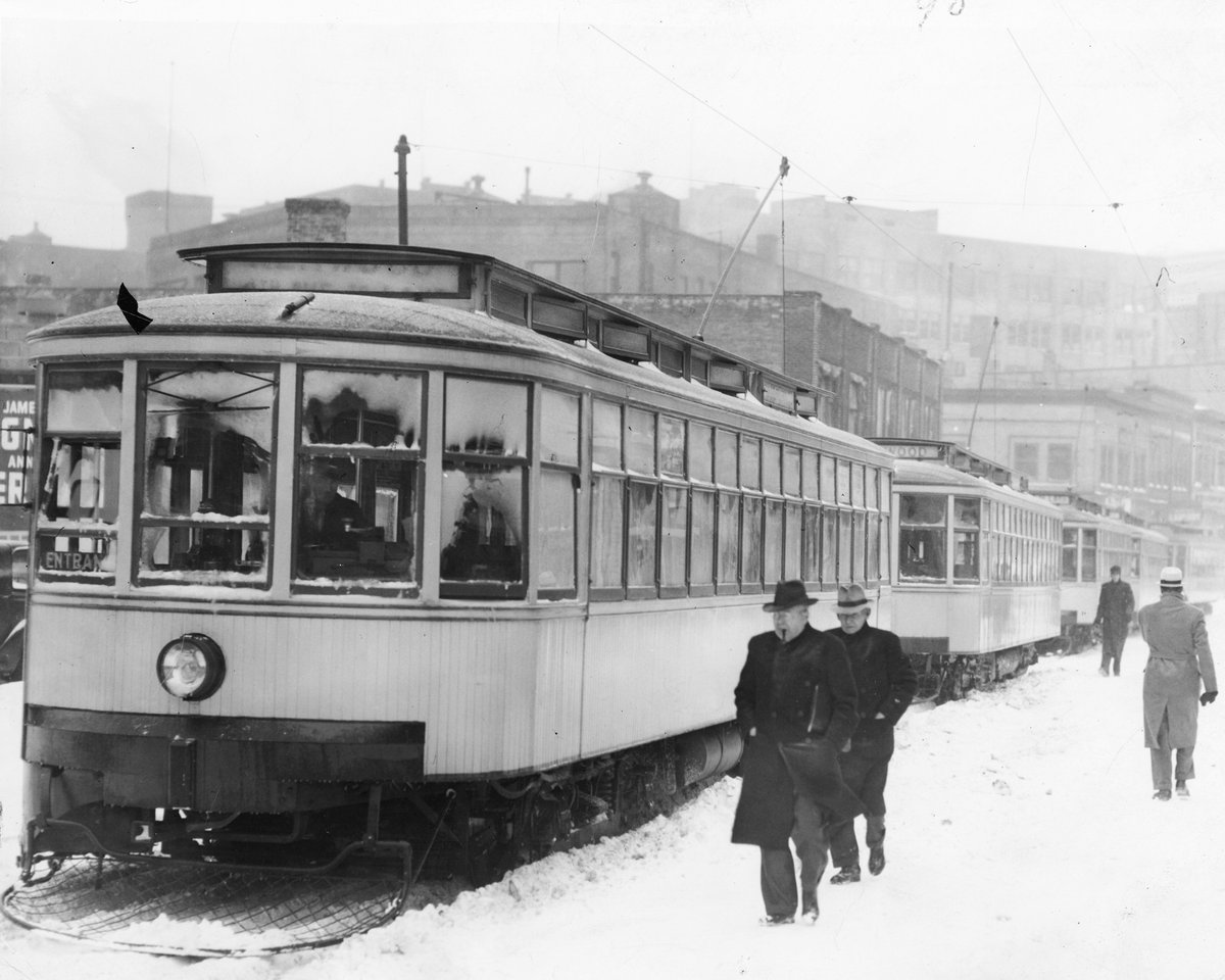 vincempls's tweet image. November 18 1943: The Minneapolis @StarTribune  leads with "Snow Stops Buses, Not Trolleys" after a storm snarls traffic and causes buses to slide off the road. The Twin Cities Rapid Transit streetcar system is the only reliable thing moving.