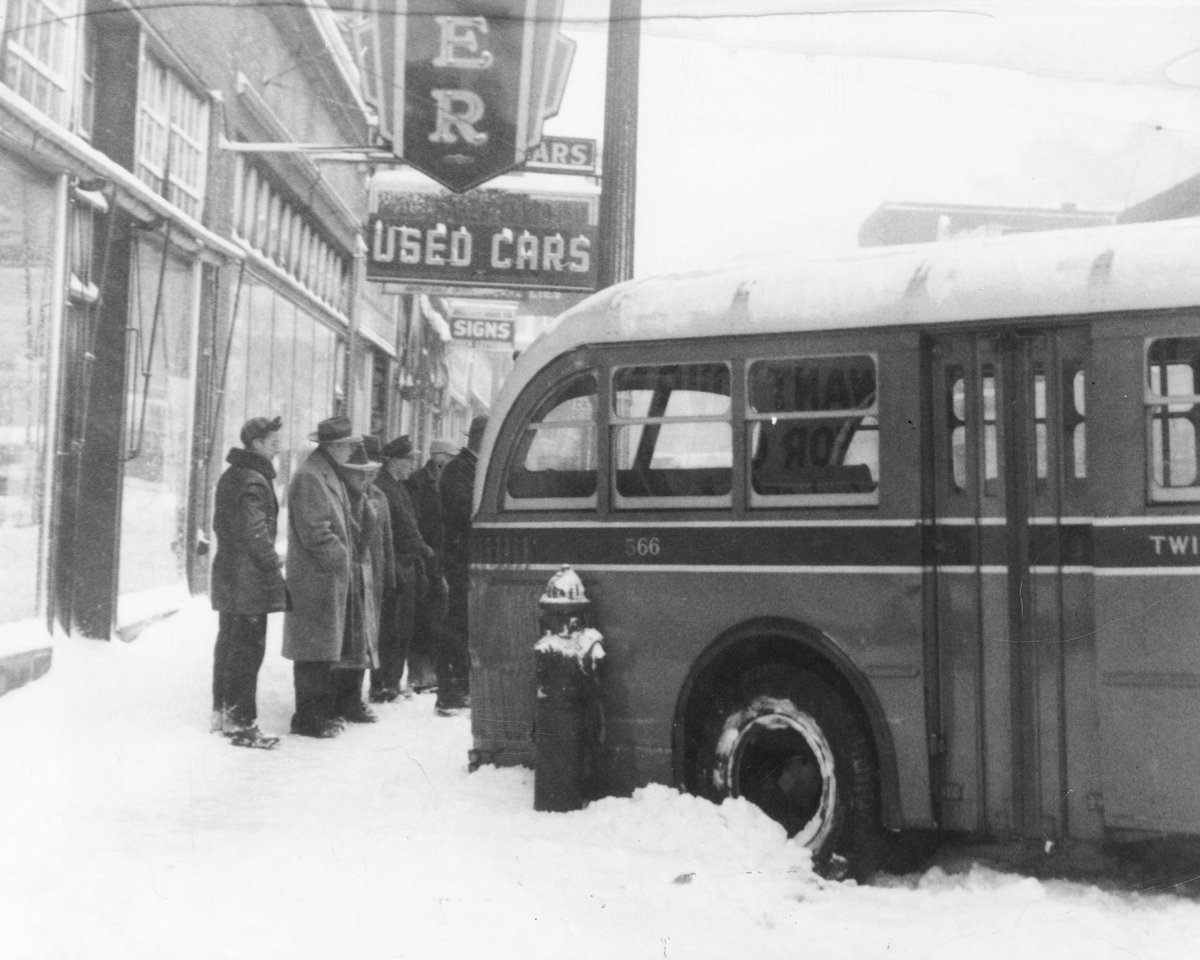 vincempls's tweet image. November 18 1943: The Minneapolis @StarTribune  leads with "Snow Stops Buses, Not Trolleys" after a storm snarls traffic and causes buses to slide off the road. The Twin Cities Rapid Transit streetcar system is the only reliable thing moving.