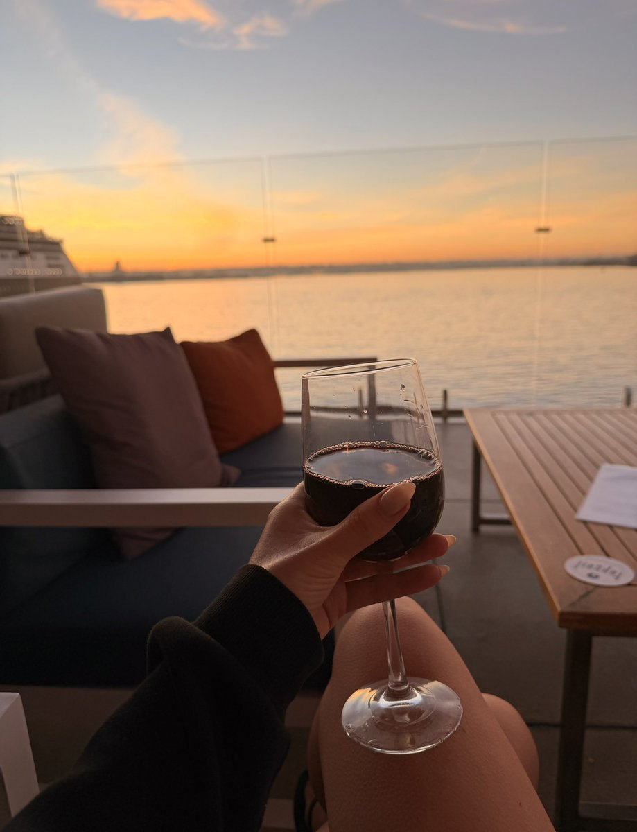 HarperFindom's tweet image. Sunset drinks are on you, send $60
