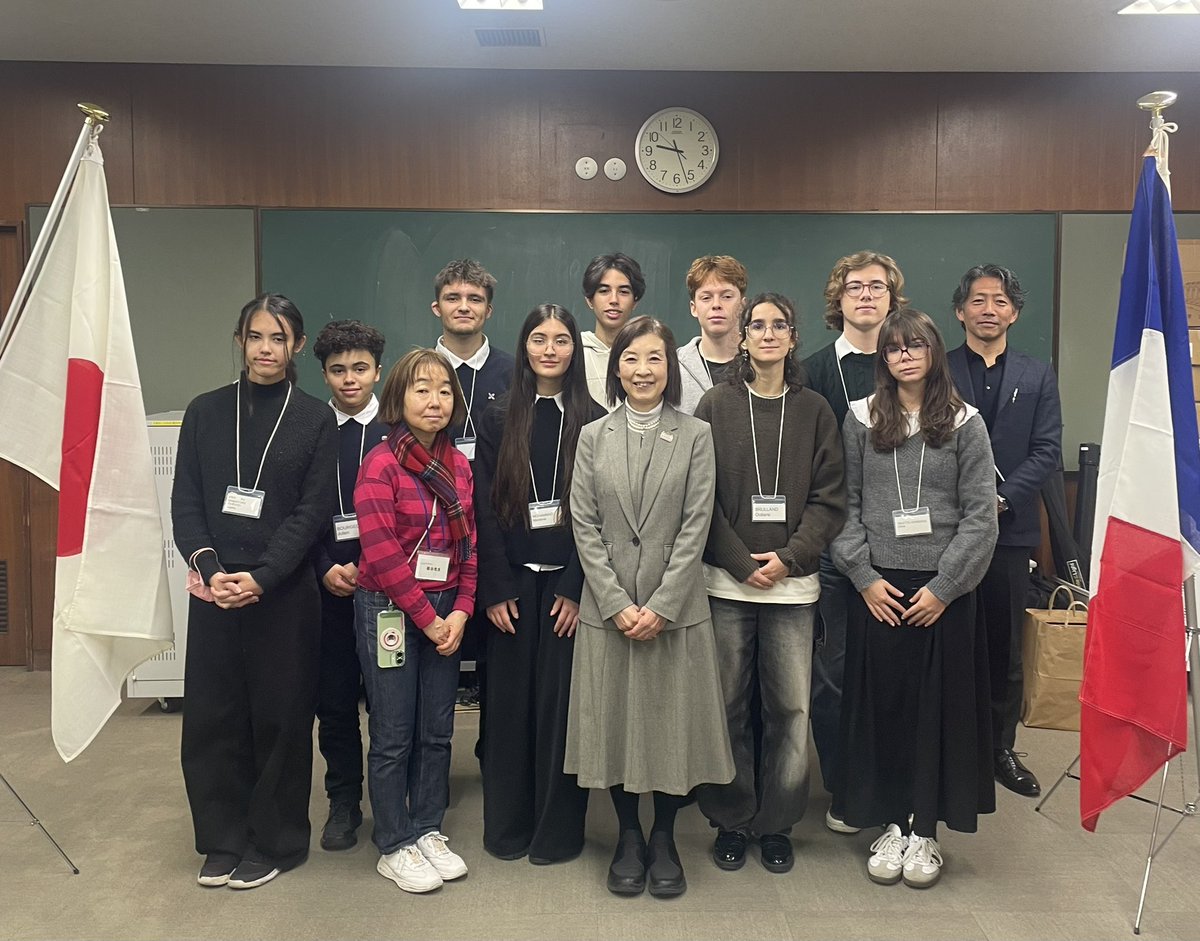 2025.12.19

本日、連携校であるリセ・ヌヴェール（フランス、モンペリエ）より日本語を勉強している生徒11名が来校し、生徒と一緒に授業を受けています。

リセ・ヌヴェールからの訪問は6年ぶり2回目になります。