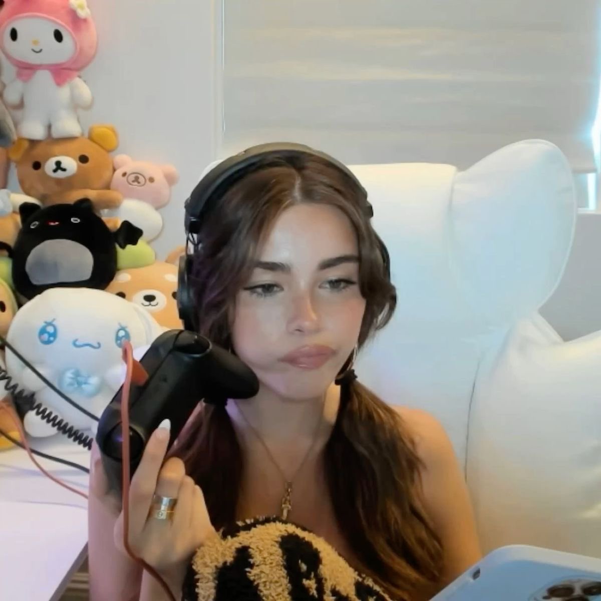 luvsbs's tweet photo. madison beer returning to twitch when… i miss her streams sb 😞 https://t.co/cVRBu843HK