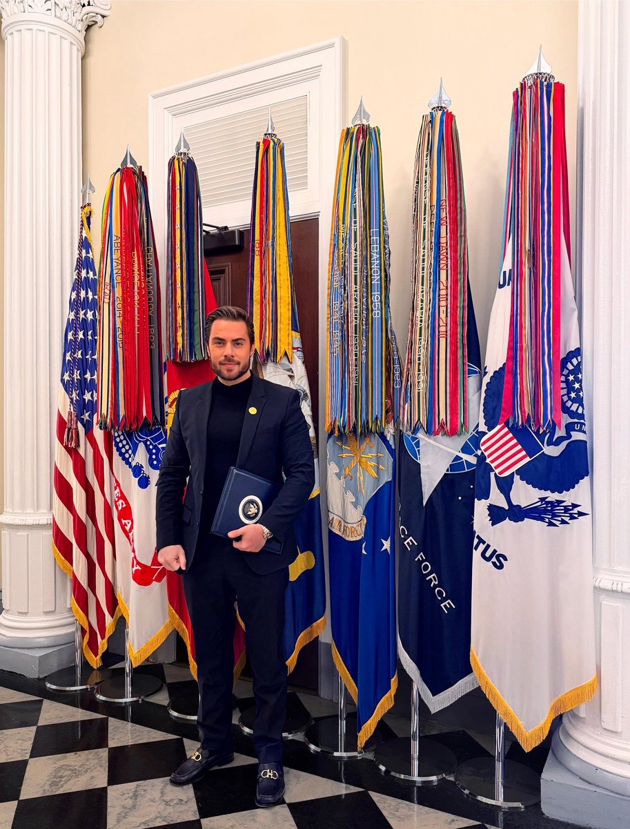 البارحة أرسل الصديق <a href="/tarekNaemo/">Tarek Naemo</a> من البيت الأبيض:
صديقي العزيز قتيبة
أكتب لك اليوم من باحة البيت الأبيض شاهداً على لحظة تاريخية.
بالأمس سقط الطاغية واليوم سقط قيصر وغداً سيسقط كل أعداء سوريا وكل من يحاول تفكيكها أو الوقوف في وجه إرادة شعبها
اليوم يُكمل الرئيس دونالد ترامب وعداً