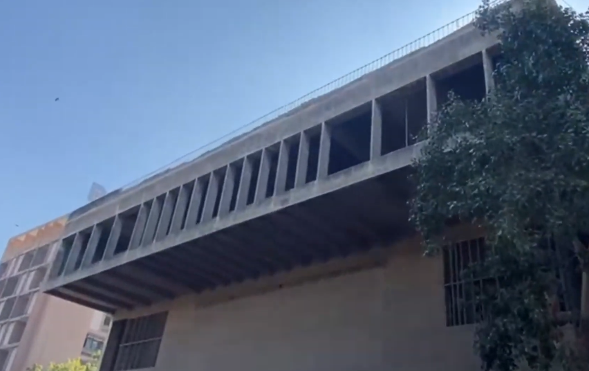 AMC hammers bring down parapet wall at decades-old Premabhai Hall  https://t.co/5Ei8OX1cv7