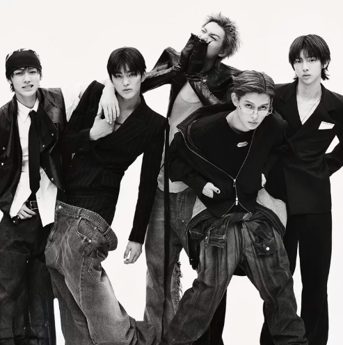 AboutMusicYT's tweet image. Billboard has named the best kpop songs of 2025:

1. NMIXX - Blue Valentine
2. CORTIS - GO!
3. Hwasa - Good Goodbye
4. Woodz - I'll Never Love Again
5. Jennie - Like Jennie
6. Dayoung - Body
7. Ten - Stunner
8. KiiiKiii - I Do Me
9. ATEEZ - Lemon Drop
10. H1-KEY - Summer Was You…