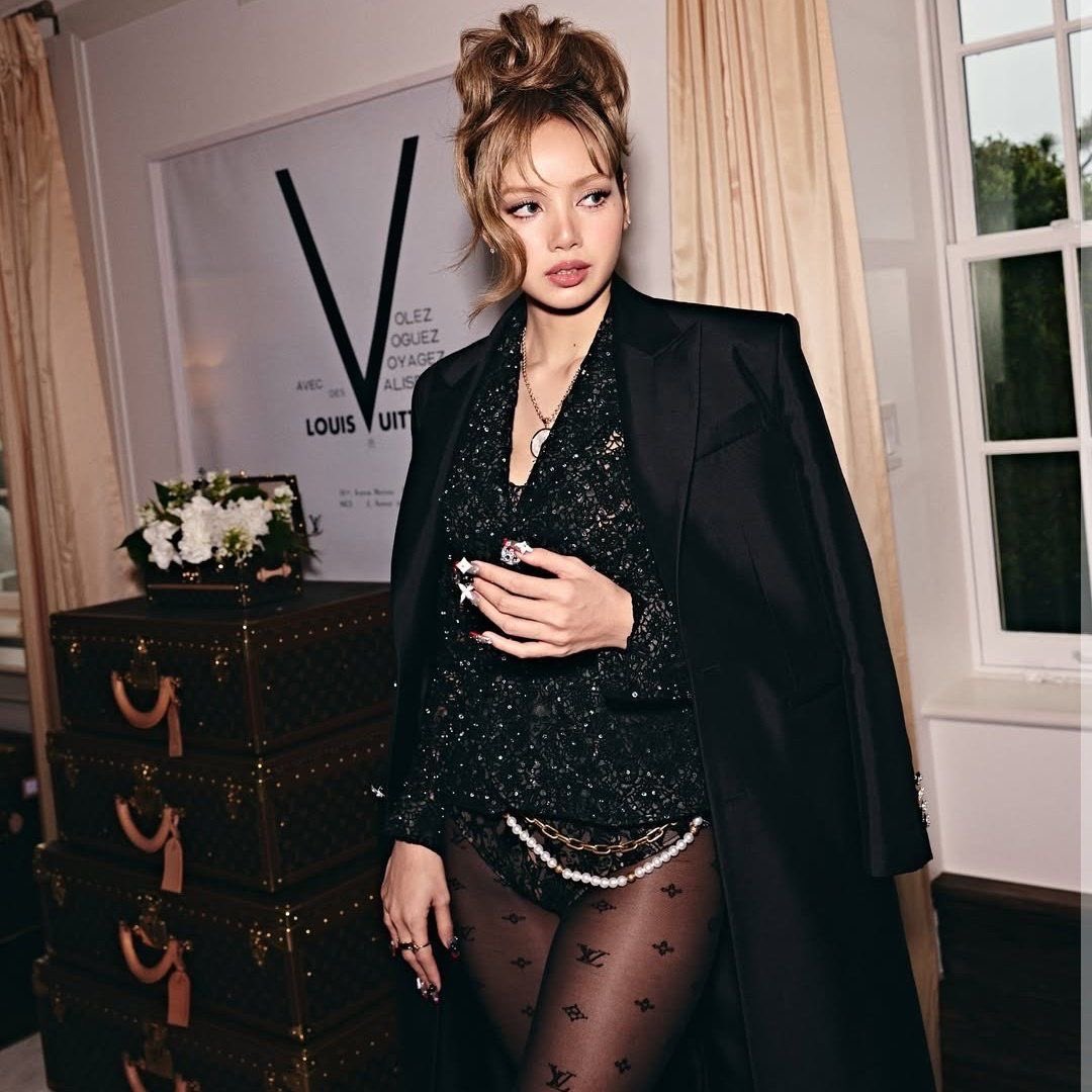 นี้คือ 2 สิ่งที่วายจีทำผิดพลาดคนที่จะชู้ดวายจีไม่ต้องก้มหัวให้ใครแต่มันเลือกที่จะไม่ดันแถมยังกันซีน 2 ศิลปินที่ผ่านการคัดเลือกคนนับพันเพื่อมาเดเป็นฮารุโตะ เทรเชอร์ และ ลิซ่า แบล็กพิ้งค์ วายจีมันมีเพชรในมือแต่เลือกที่จะไม่