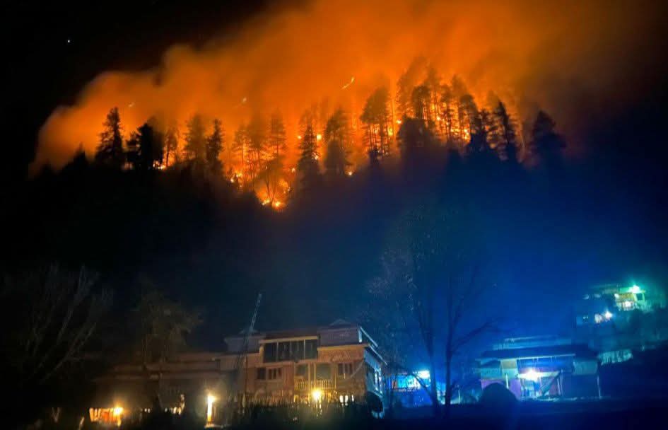 نیلم دواریاں پالڑی کے جنگلات میں لگی آگ بے قابو گاؤں کے لوگوں کی اپنی مدد آپ کے بعد بھی قابو نہیں پایا جا سکتا اور اب پالڑی گاؤں آگ کی لپیٹ میں ہے مگر حکومت کی جانب سے اب تک کوئی اقدامات نہیں کیے گئے 
#Neelumvalley #Kashmir #Dawarian #SaveForestSaveLife #WildLifeInDanger