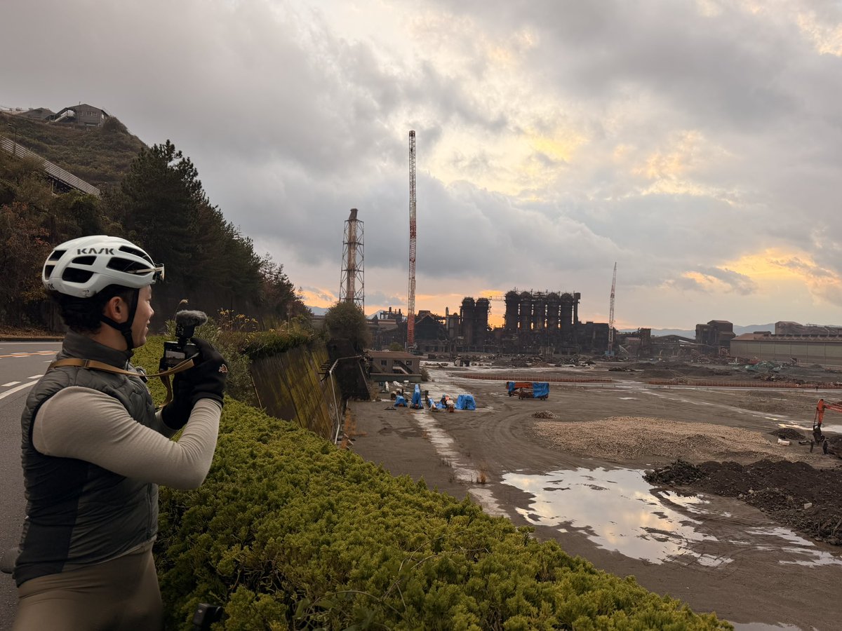 discoverride100's tweet photo. 呉製鉄所の解体現場。巨大な建造物が解かれていく風景は圧倒的で、同時に寂しさも感じる。 https://t.co/Q7AV1bWIcJ