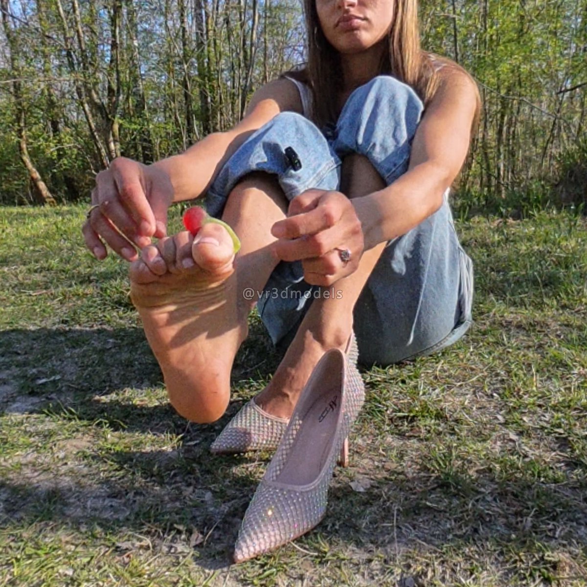 vr3dmodels's tweet image. Coming Soon on Patreon! 📸👠🍒  

Neuer heißer Photo Set mit Angelina – direkt aus dem Video!  

HD &amp;amp; VR: Sexy High Heels, barfuß &amp;amp; süße Haribo-Kirschen zwischen den Zehen 🍒  

 Link in Bio 🔥  

#FootFetish #HighHeels #PrettyFeet #Barefoot #FootModel #Patreon