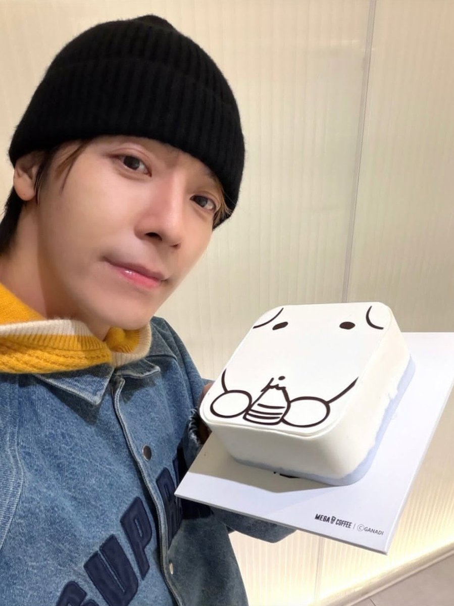 강아디가 강아디 케이크 들고있잖아ㅜㅜ