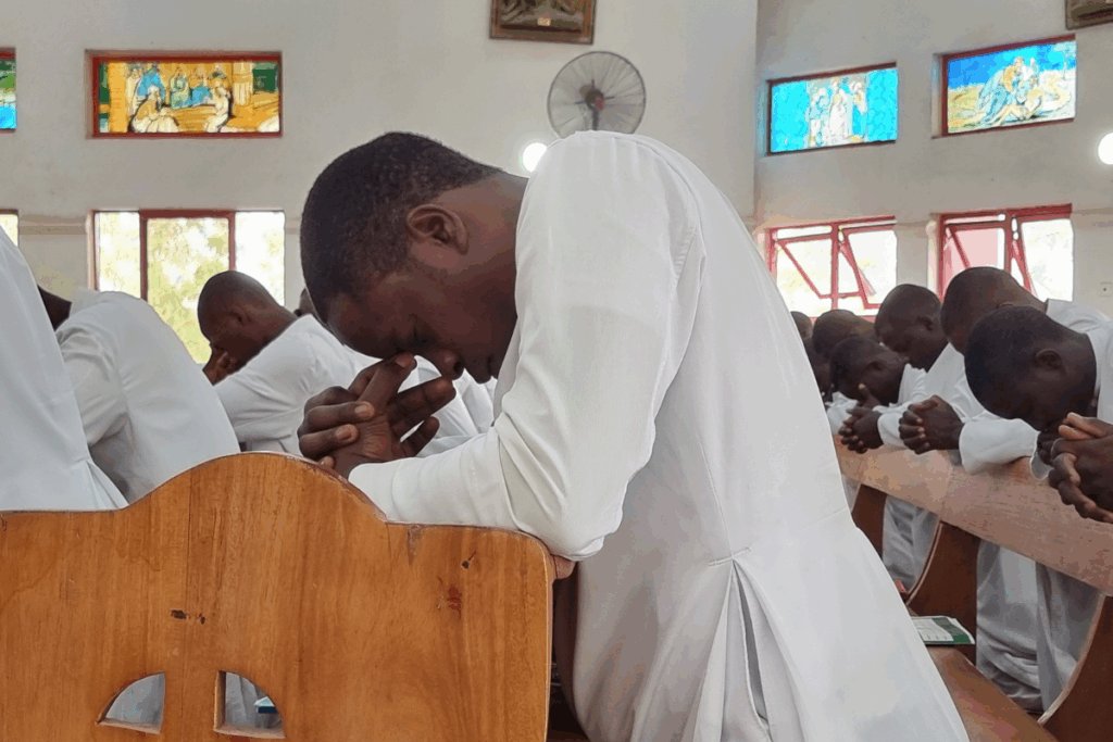 lechochretien's tweet image. 🚨🇳🇬 ALERTE | Au Nigéria, environ 600 ecclésiastiques, dont 350 pasteurs et 250 prêtres catholiques, ont été ENLEVÉS et des dizaines ont disparu ou ont été TUÉS, dans le but D’ÉRADIQUER les 113 millions de chrétiens d’ici 2075 ou avant.