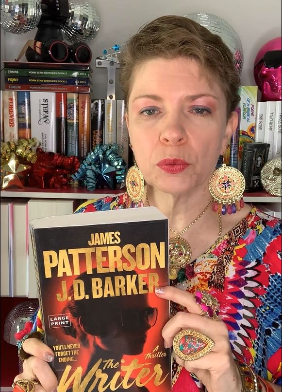 As I wrap up social media for the year to take a break, I’ll let you all know I’ve been doing book reviews on TikTok. I also realised, I inadvertently colour co-ordinated (to a degree) with the books without realising.
.
#tiarakinghq #author #writer #writerslife #bookreview