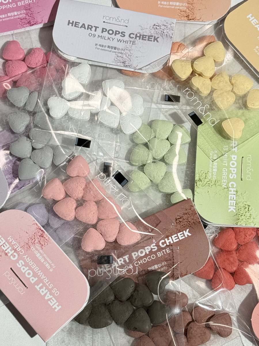 romand_kr's tweet image. #이벤트

지기 칭찬 복복해주세요〜(￣▽￣〜)
직접 핑오 갈 수 없고 발색해볼 수 없어서 억장 무너지신 트친붠덜 위해서 이벤트 물량 빼왔어요!!!

인용 RT로 하트 치꾸 활용 잼메 계획 말해주시면 
15가지 하트 캔디 치크 전 컬러 다 보내드림다 
(맛있어 보인다고 드시는 계획 세우쉼 안 됨미다.)…