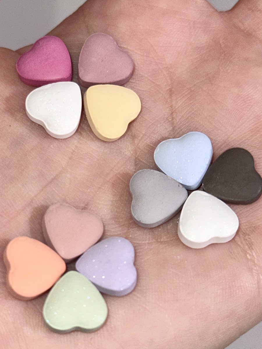 romand_kr's tweet image. #이벤트

지기 칭찬 복복해주세요〜(￣▽￣〜)
직접 핑오 갈 수 없고 발색해볼 수 없어서 억장 무너지신 트친붠덜 위해서 이벤트 물량 빼왔어요!!!

인용 RT로 하트 치꾸 활용 잼메 계획 말해주시면 
15가지 하트 캔디 치크 전 컬러 다 보내드림다 
(맛있어 보인다고 드시는 계획 세우쉼 안 됨미다.)…