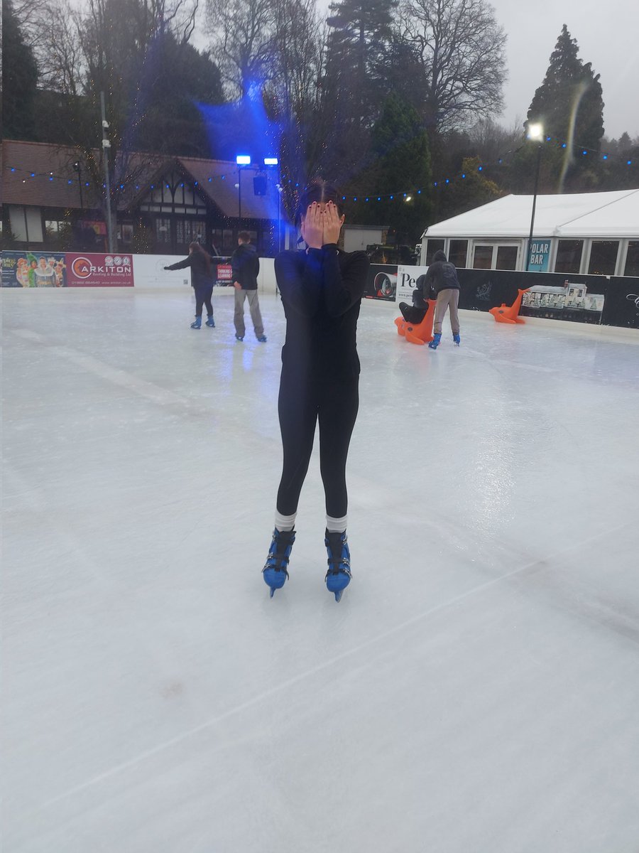lights_on_off_'s tweet photo. The ice was covered in water from the rain and I fell 😭❄🌧 https://t.co/L2raqzTwxk