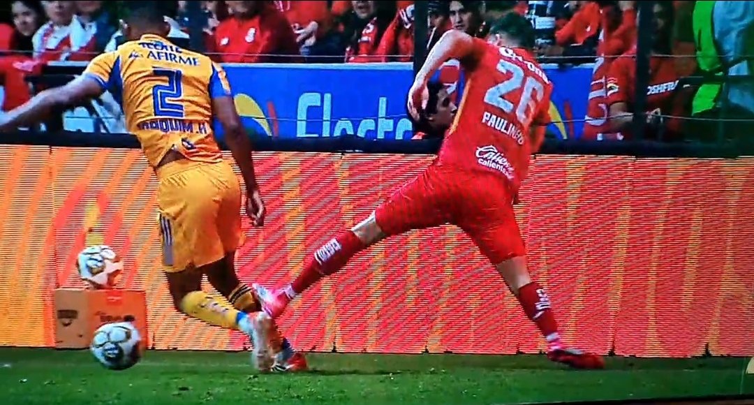 cantantearbitro's tweet image. De risa el "analista arbitral" que dice que no era roja para Paulinho de @TolucaFC vs @TigresOficial y que fué buen arbitraje en la final. Hay que  actualizarse.
* pierna estirada
* fuerza alta
* sin posibilidad de "disputar el balón"
* tachones en la pantorrilla del rival.
Un…