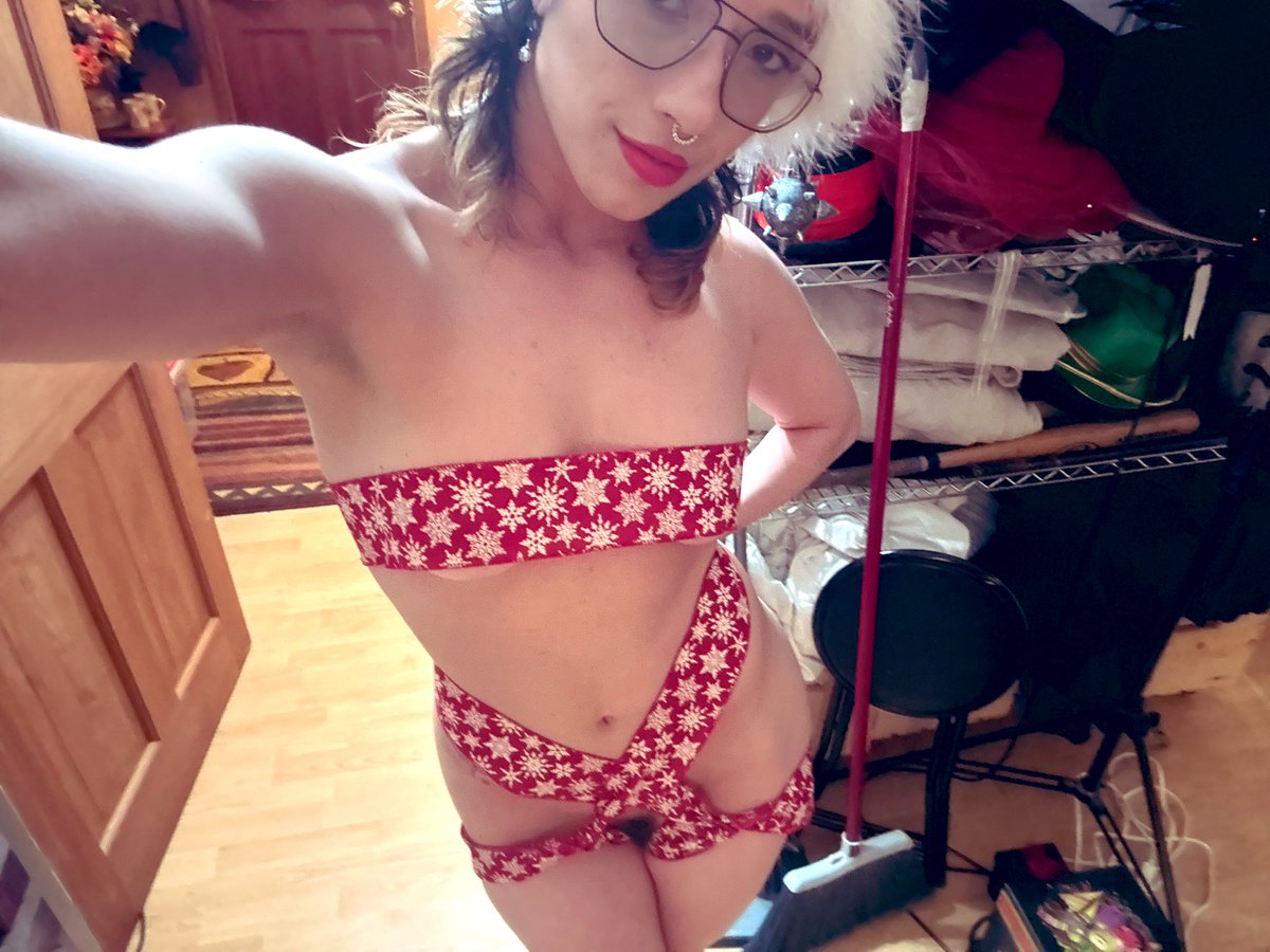 Posting regularly on my 🌶️ site! Link in bio 😉 

✅ nude shoot bts 
✅ 🦶
✅ customs 
And more hehe
